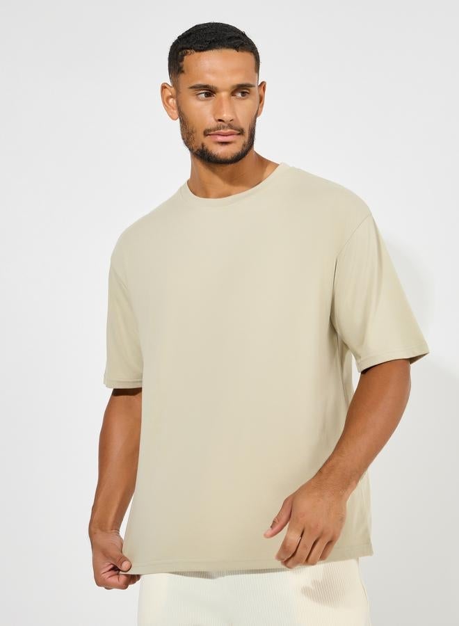 ستايلي تيشيرت أوفر سايز بطبعة جرافيك خلفية - Image 1